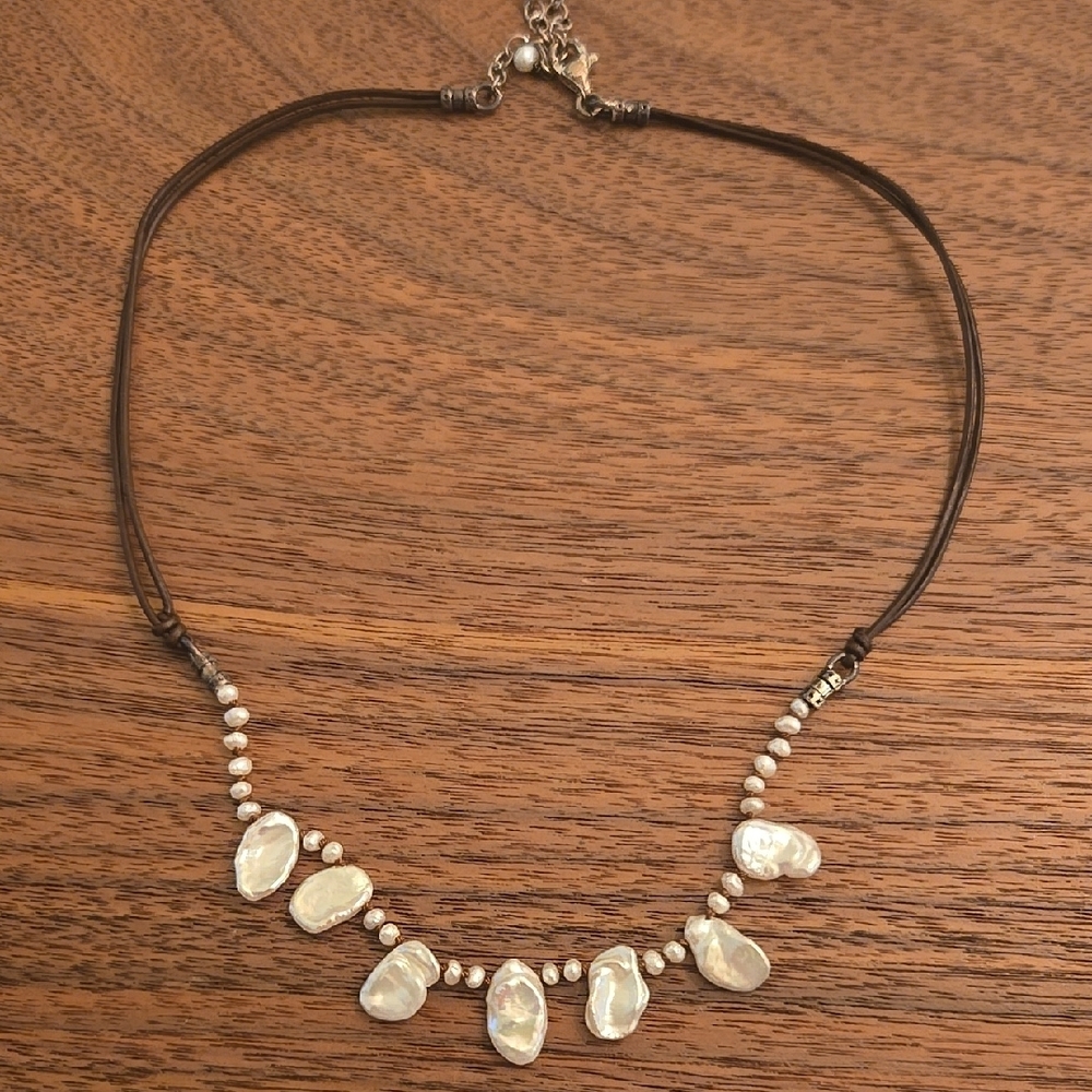 Elegant shell and Brown leather Necklace